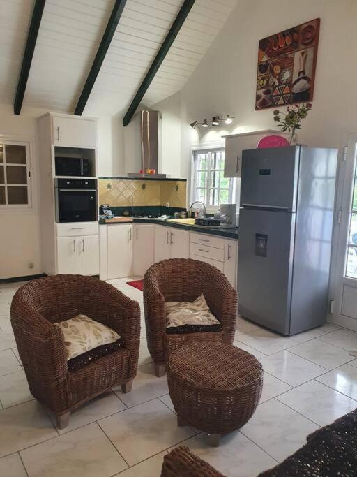 Le Sable Bleu - Evasion Tropicale A Sainte-Anne - Plage 5Min - Piscine - Parking - Logement Climatise - Vue Sur Les Palmiers - Parfait Pour Sejours En Famille Ou Entre Amis Exterior foto